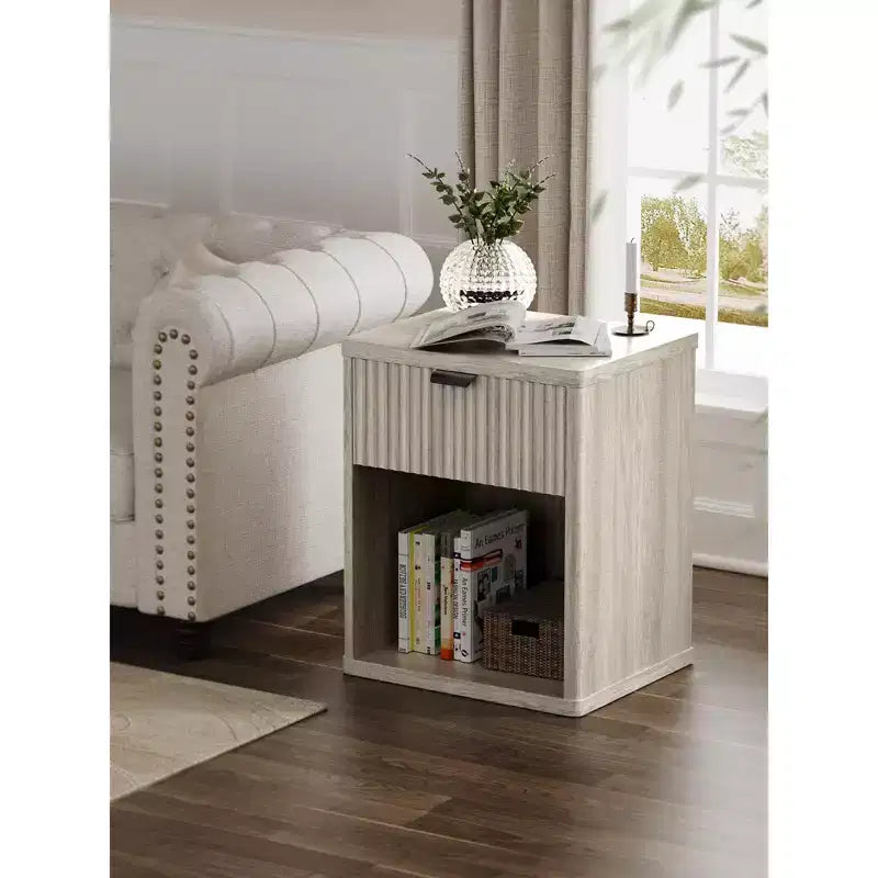 Table de chevet scandinave avec tiroirs encastrés et rangement ouvert