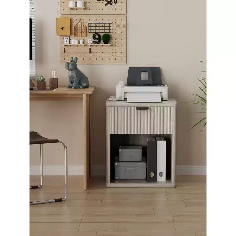 Table de chevet scandinave avec tiroirs encastrés et rangement ouvert