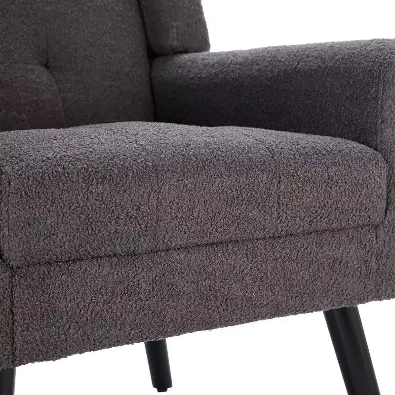 Fauteuil moderne avec revêtement capitonné et pieds en bois