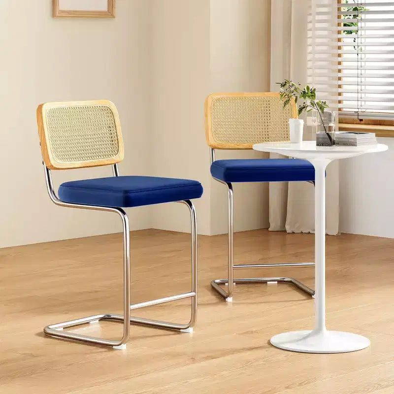 Lot de 2 tabourets de bar hauteur comptoir, assise rembourrée en velours avec dossier en rotin, chaises de bar sans accoudoirs de 61 cm pour îlot de cuisine, bleu royal