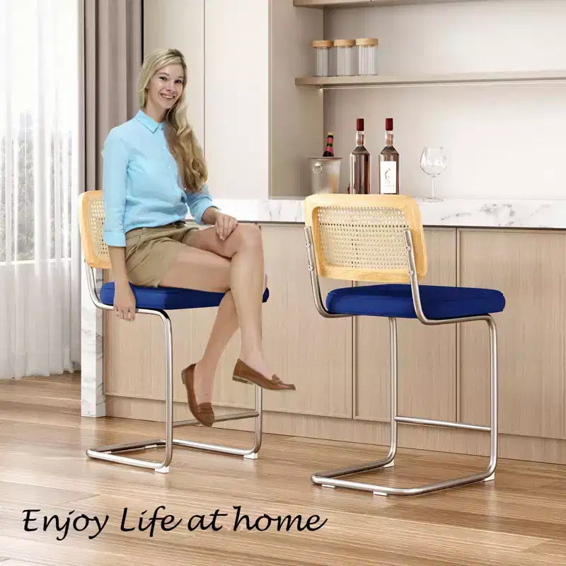 Lot de 2 tabourets de bar hauteur comptoir, assise rembourrée en velours avec dossier en rotin, chaises de bar sans accoudoirs de 61 cm pour îlot de cuisine, bleu royal