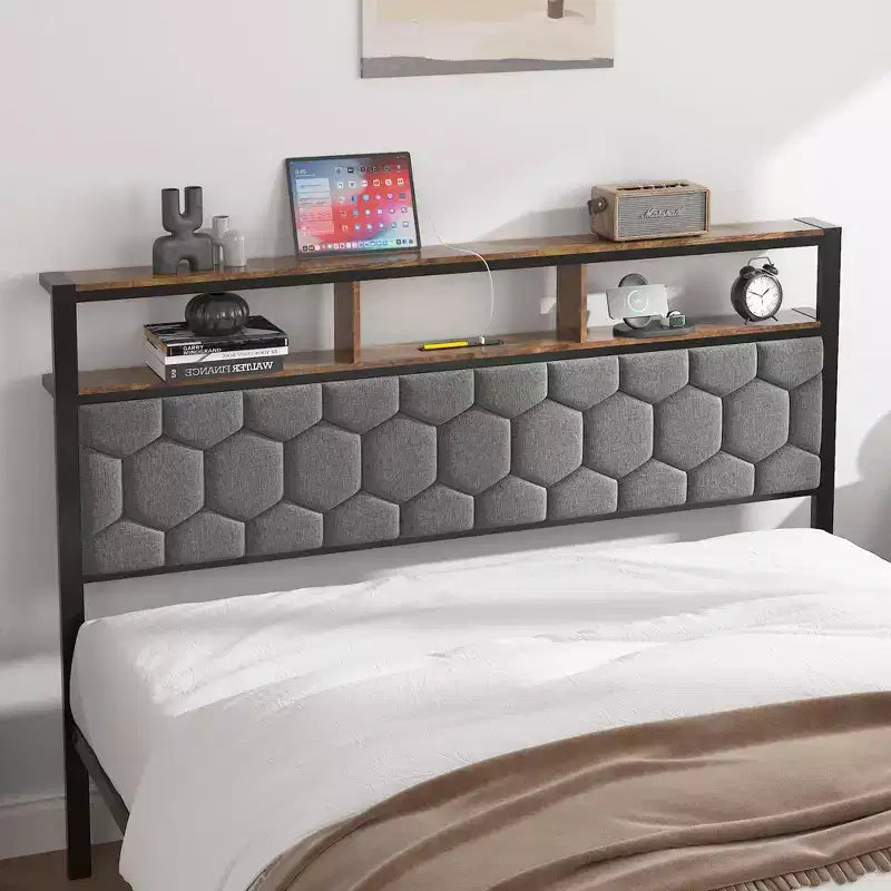Lit plateforme en bois avec tête de lit capitonnée et ports de chargement USB