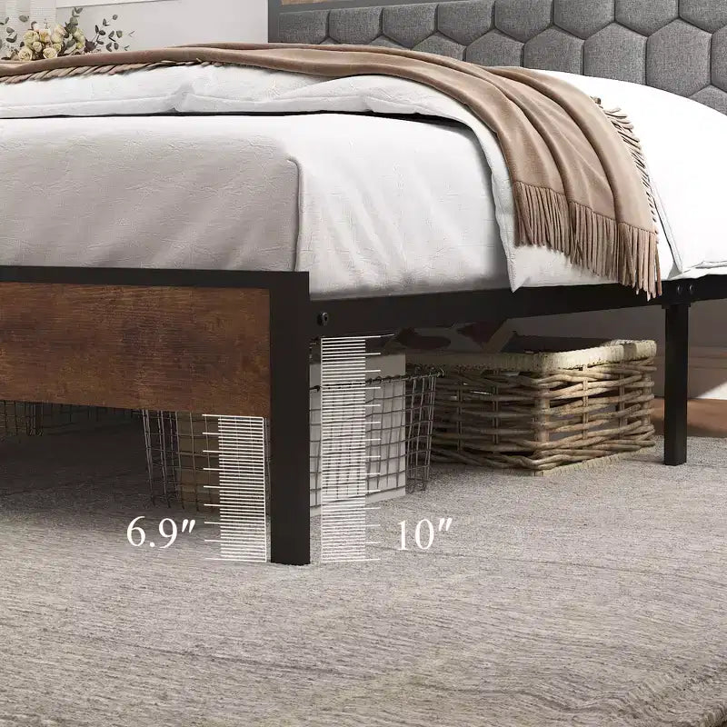 Lit plateforme en bois avec tête de lit capitonnée et ports de chargement USB