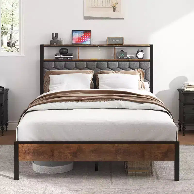 Lit plateforme en bois avec tête de lit capitonnée et ports de chargement USB