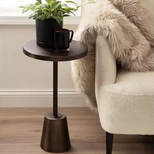 Table d'appoint ronde en métal au fini bronze antique